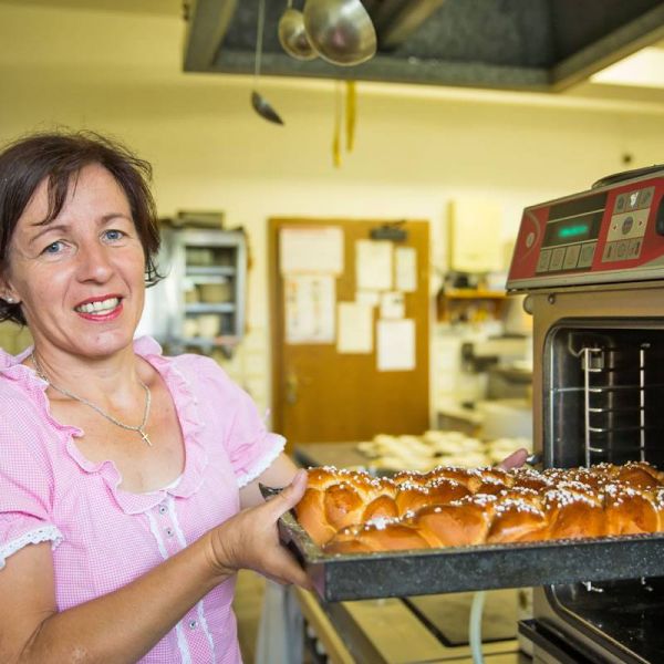 Selbstgebackene Lungauer Spezialitäten - frisch aus dem Backofen